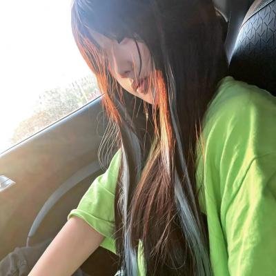 坐在酒吧里吃蛋糕